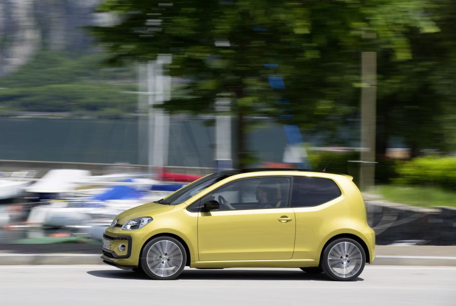  Volkswagen up! 3-Door 2016 года  (фото 14 из 25)
